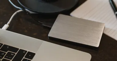 Externe Festplatte am Laptop für die Datensicherung