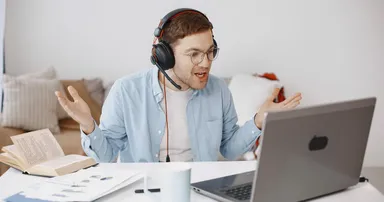 Frustrierter Mitarbeiter am Computer im Büro