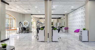 Modernes Friseursalon-Interieur mit Arbeitsplätzen