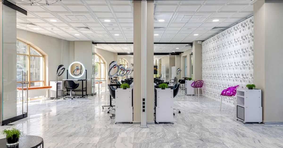 Modernes Friseursalon-Interieur mit Arbeitsplätzen