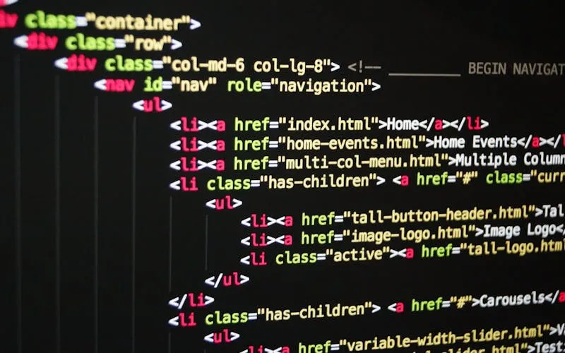 Bildschirm mit Software-Code — Open-Source als Alternative