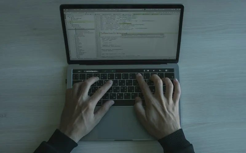 Sichere Arbeit am Laptop mit Passworteingabe